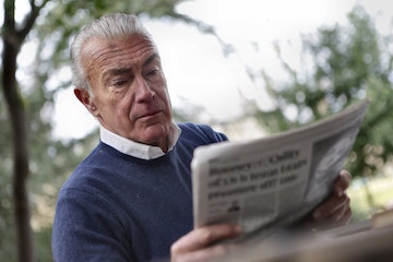 Un hombre leyendo el periódico